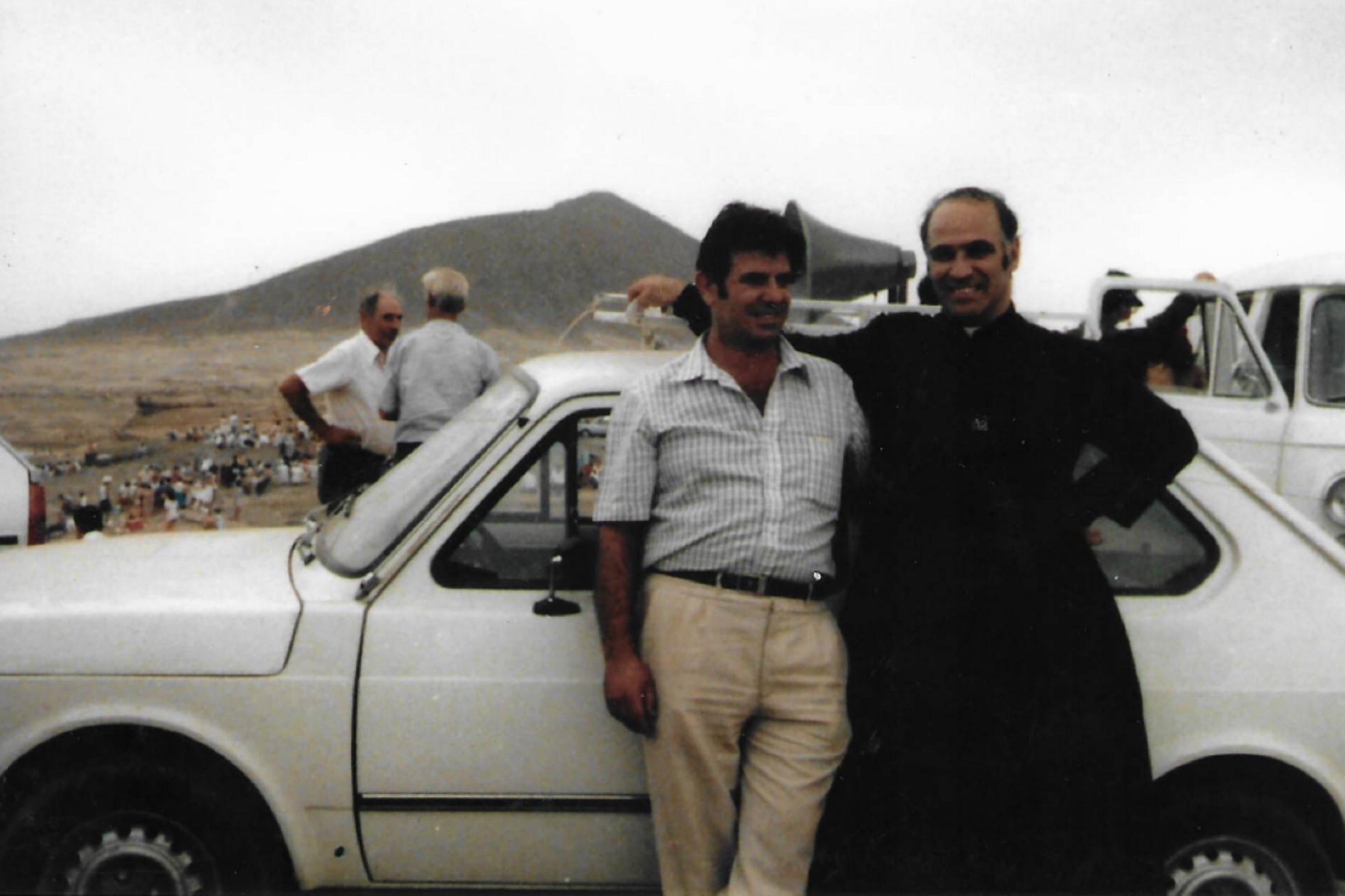 Rigoberto González junto al padre Antonio, el fundador del Hogar Santa Rita