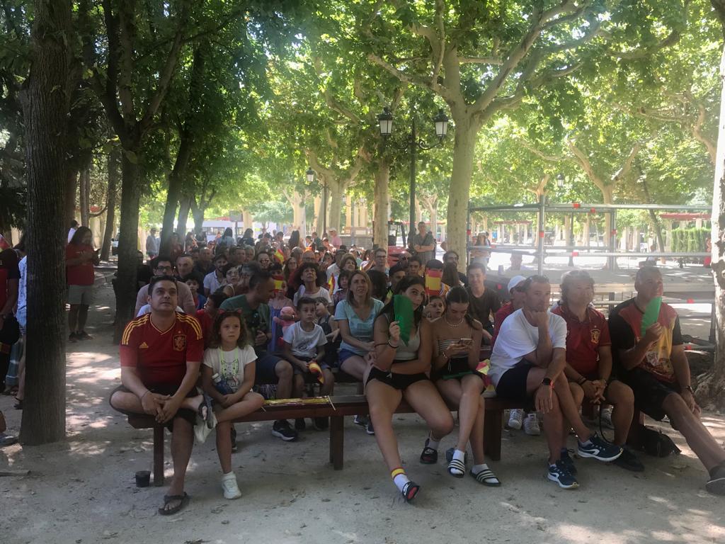 Aspecto del parque Miguel Servet, con los aficionadios disfrutando de la final del Mundial