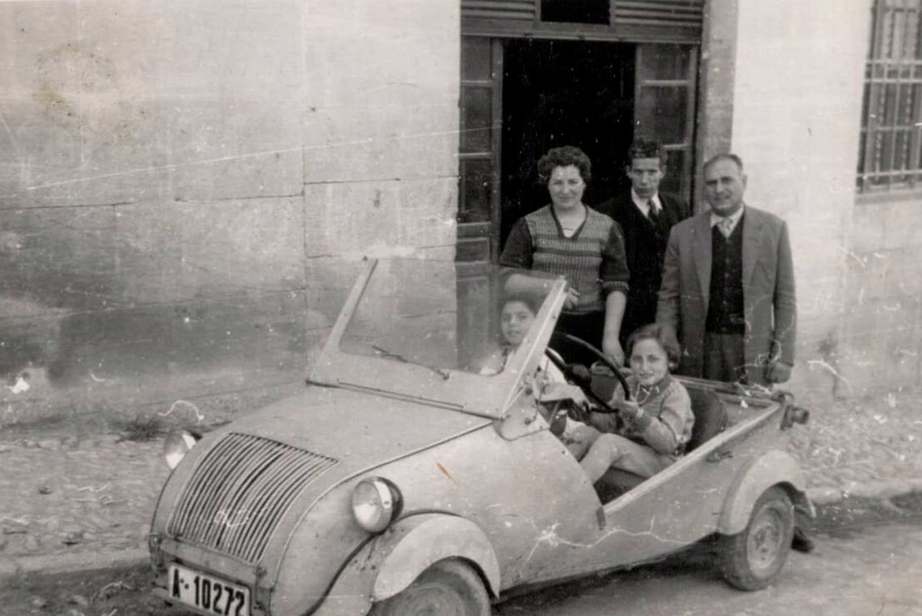 Imagen histórica de algunos de los componentes de los Seguí con un curioso y pionero biscuter que tuvo la familia