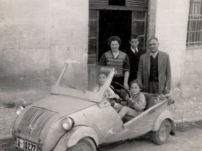 Imagen histórica de algunos de los componentes de los Seguí con un curioso y pionero biscuter que tuvo la familia