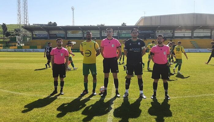 Ambos capitanes antes del partido