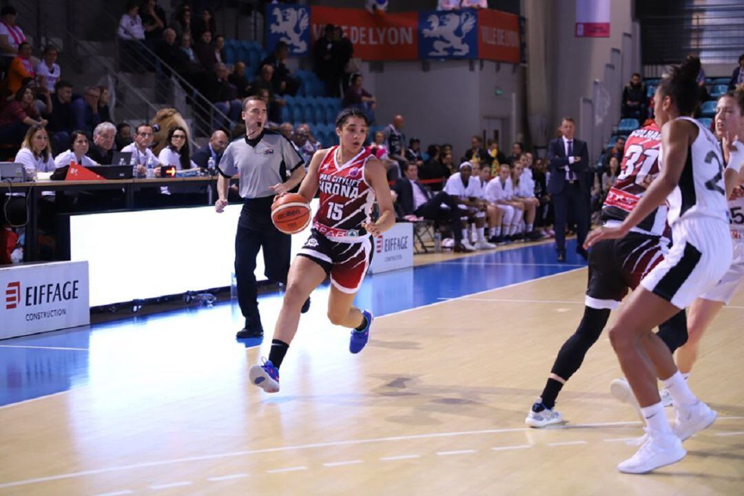 Gabby Williams, entrant a cistella.