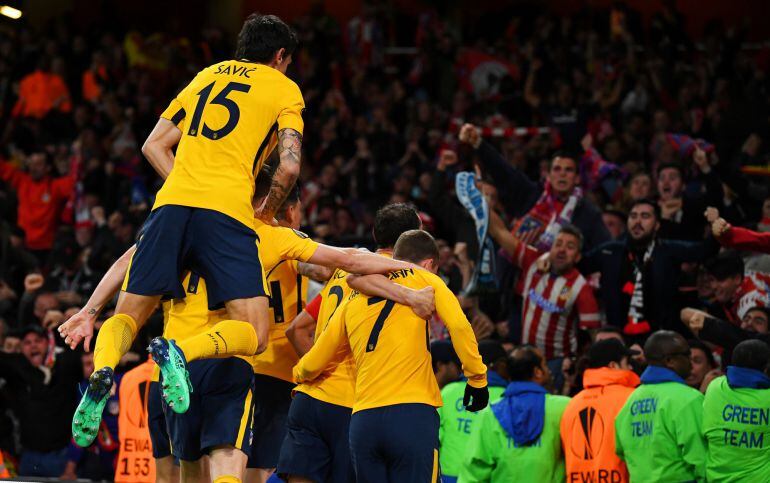 Los jugadores del Atlético de Madrid celebran el gol en el Emirates.