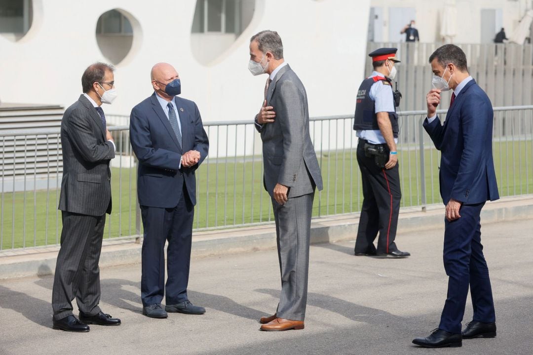 El rey Felipe VI, junto al presidente del Gobierno, Pedro Sánchez, el consejero delegado de GSMA, John Hoffman, y el presidente del consejo de administracion de Fira Barcelona, Pau Relat, a su llegada a la inauguración del Mobile World Congress (MWC) que 