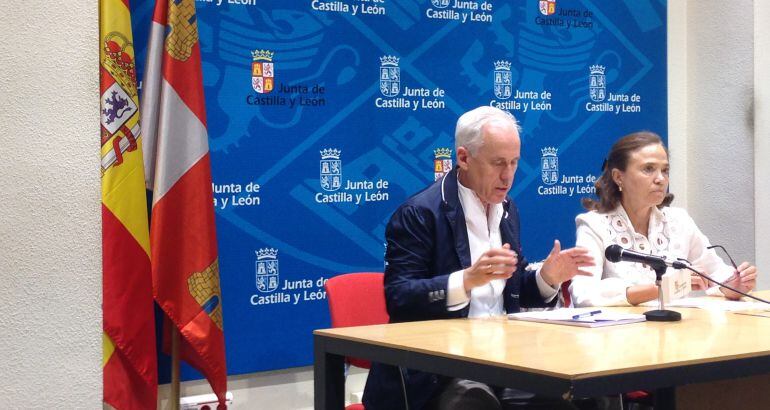 Luis Domingo González, Delegado de la Junta y Carmen Andrés, jefa del Servicio de Sanidad