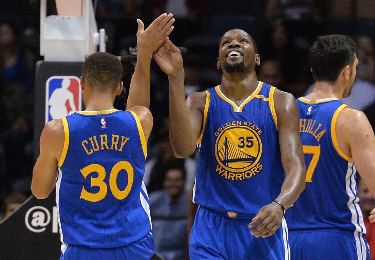 Stephen Curry y Kevin Durant durante un partido de la pretemporada de la NBA.