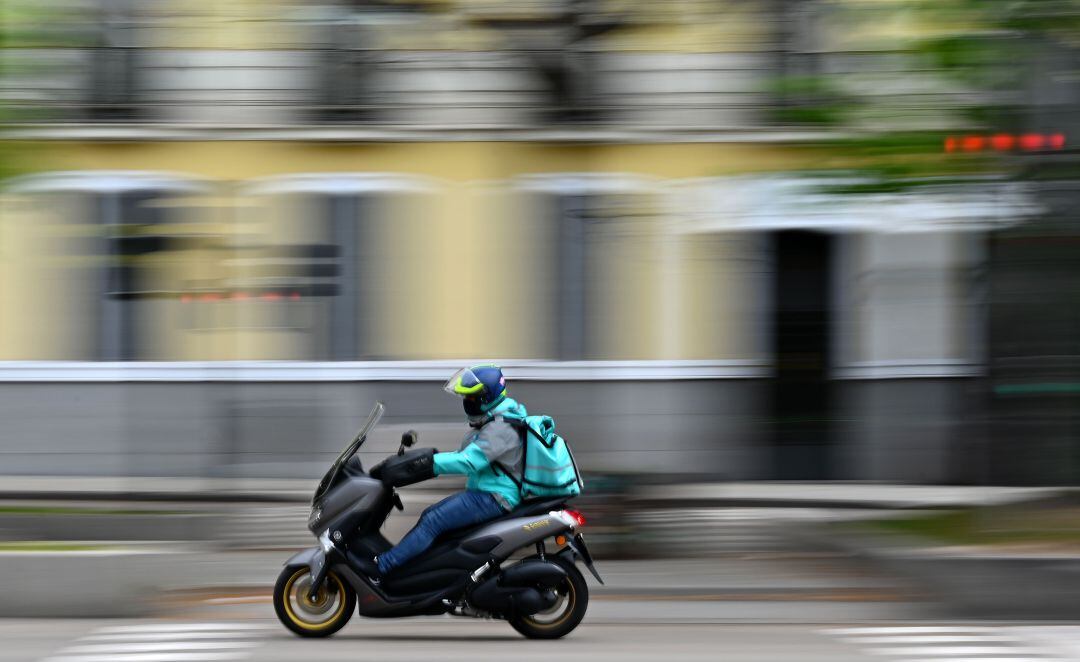 Un repartidor de Deliveroo, en Madrid.