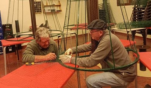 Trabajos para crear el armazón del árbol de Navidad.