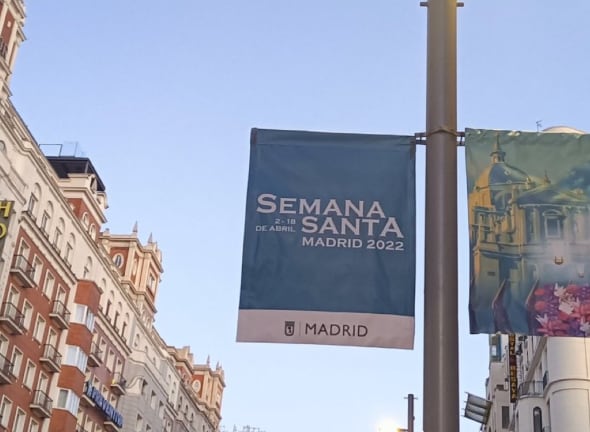 Los carteles de Semana Santa de 2022, colgados por error en las calles de Madrid en pleno 2025