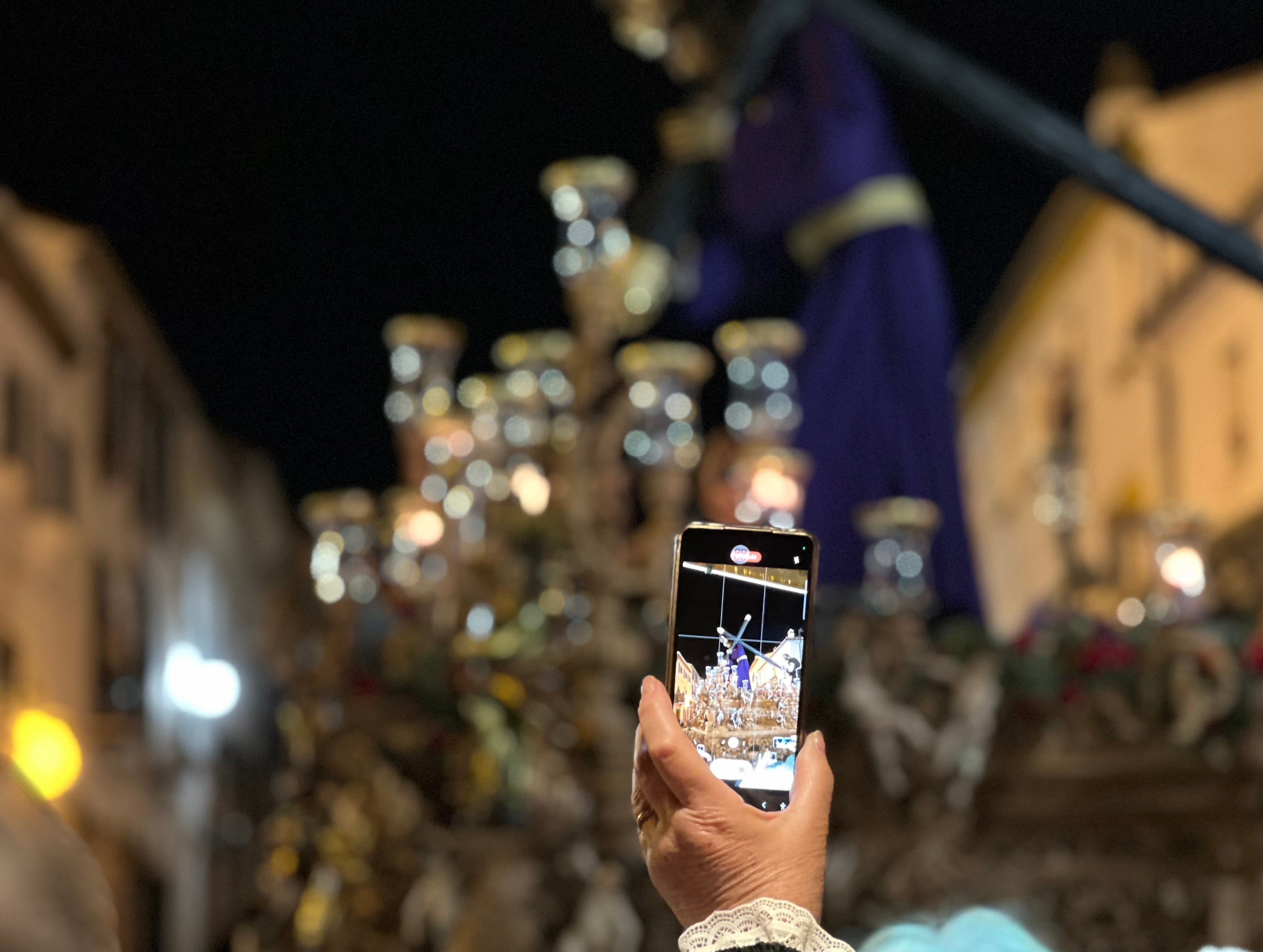 Un teléfono móvil fotografiando la imagen de Padre Jesús de Ronda durante la Semana Santa del año 2023