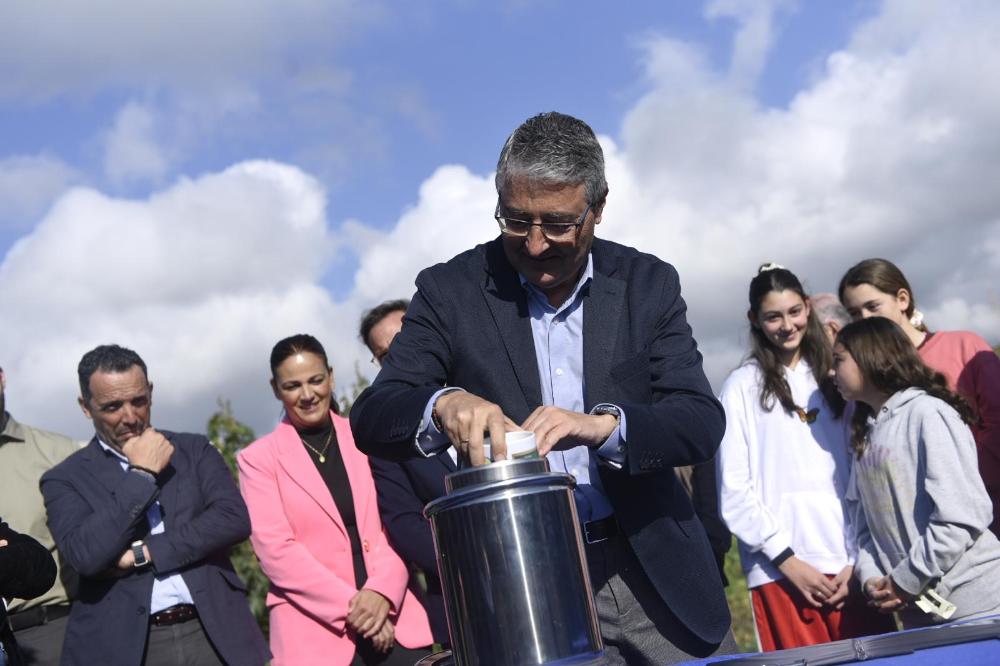 En el simbólico acto de la primera piedra ha participado el alcalde, Francisco Salado (PP), junto al edil de Urbanismo y Grandes Proyectos, Miguel Ángel Jiménez (PP), además de la delegada del Gobierno de la Junta de Andalucía en Málaga, Patricia Navarro, el vicepresidente de Diputación, Cristóbal Ortega, de los ediles del equipo de gobierno, de la corporación, otras autoridades, colectivos y una representación de la comunidad educativa del municipio.