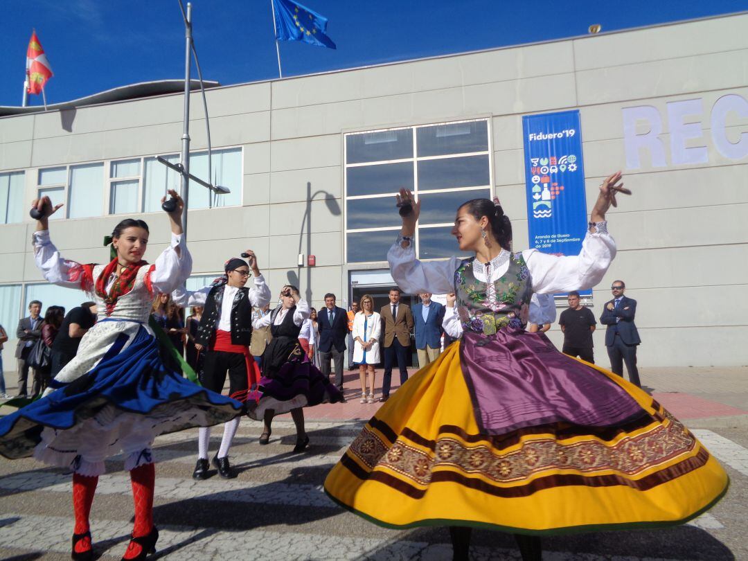 La Escuela Municipal de Folklore se encargó del prólogo de la inauguración de FIDUERO antes del corte de la cinta