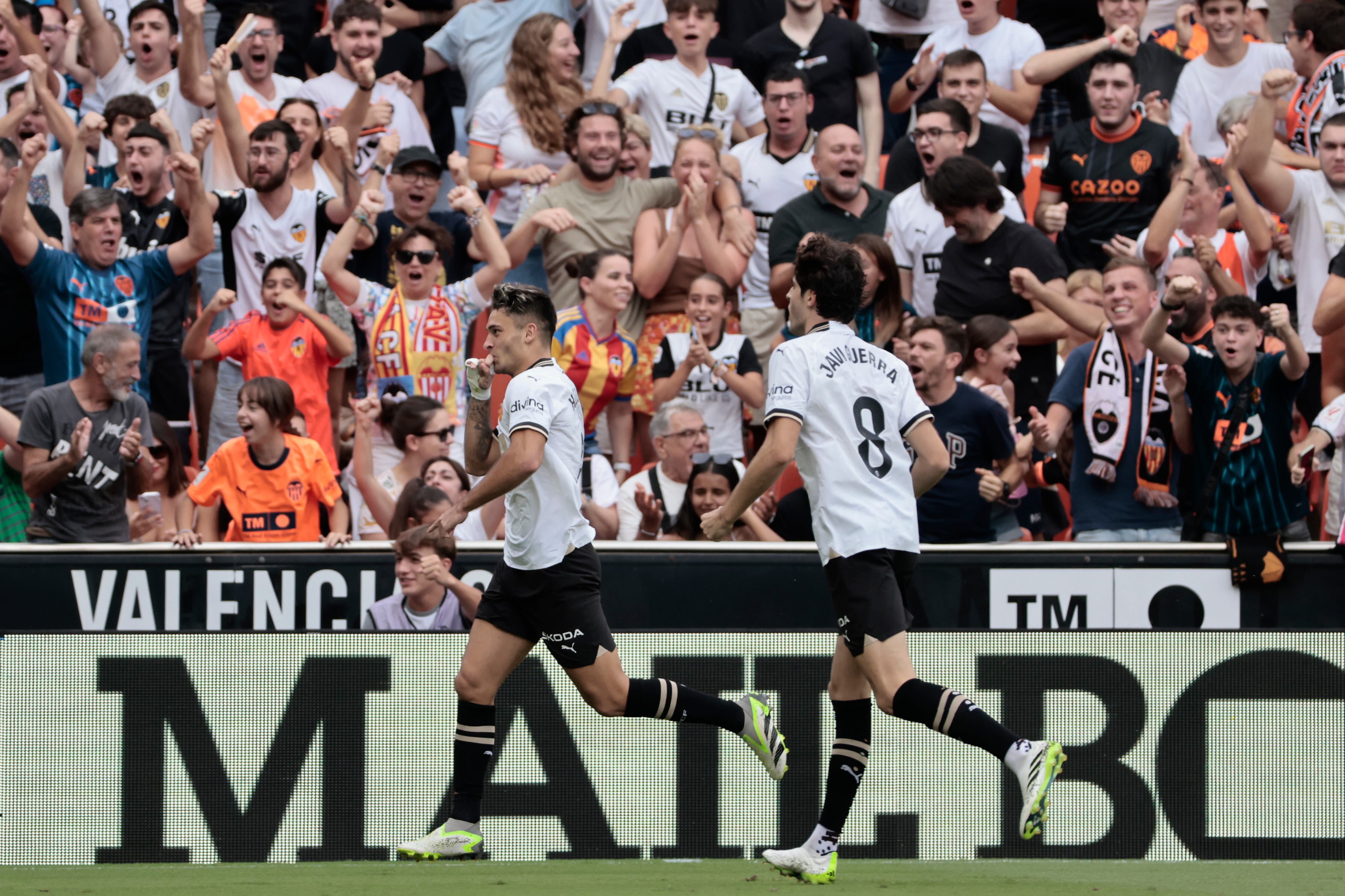 VALENCIA, 16/09/2023.- El delantero del Valencia Hugo Duro (i) celebra su gol ante el Atlético de Madrid, durante el partido de Laliga EA Sports que disputan el Valencia y el Atlético de Madrid, este sábado en el estadio de Mestalla, en Valencia.-EFE/Ana Escobar