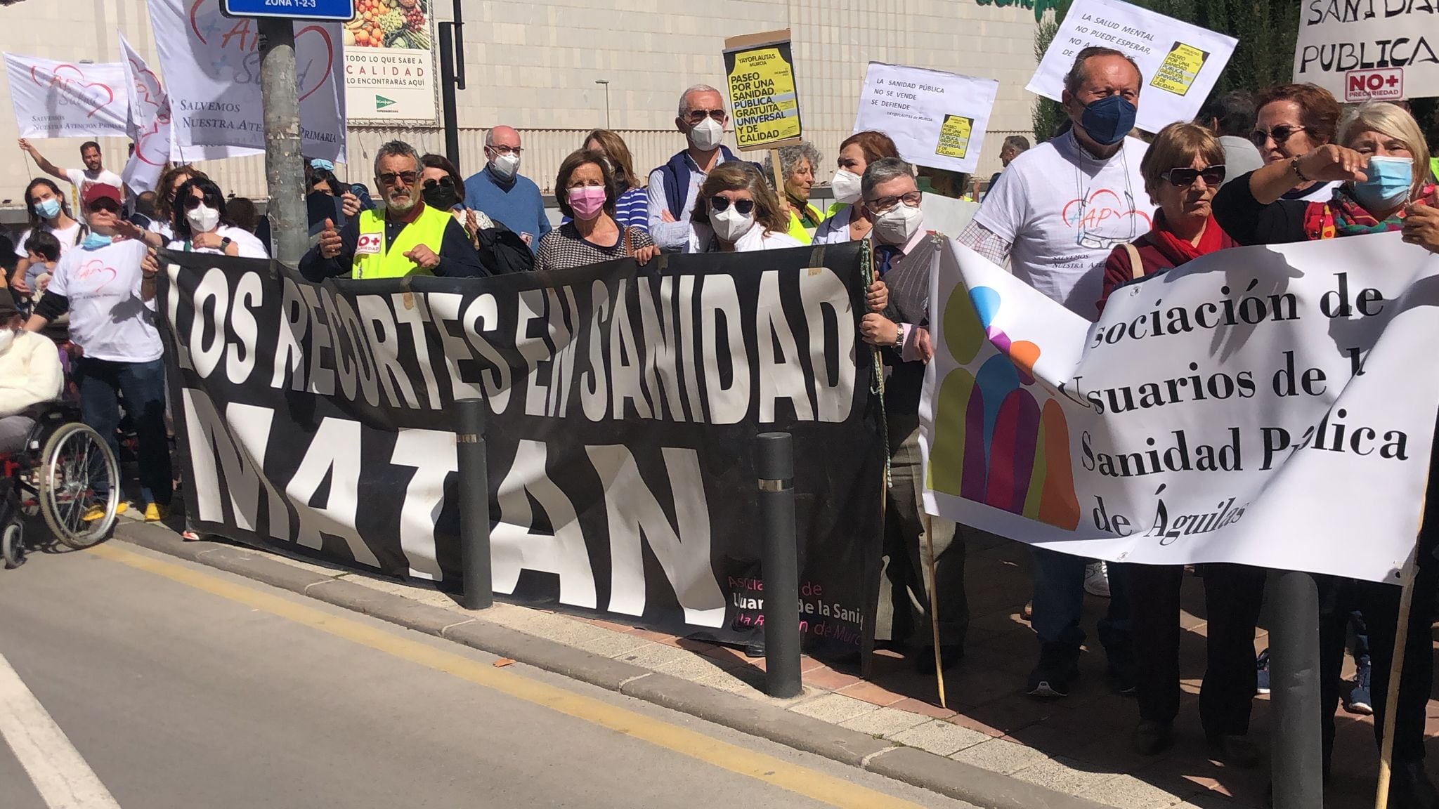 Manifestación de la Marea Blanca por las calles de Murcia en defensa de la Atención Primaria