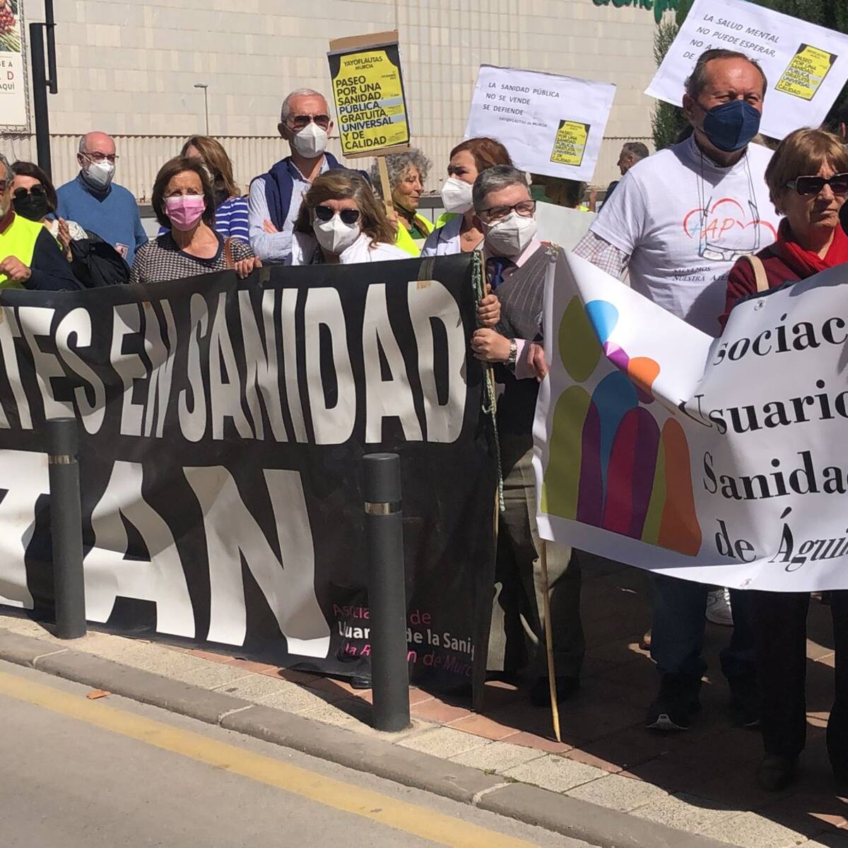 Sanitarios, pacientes y vecinos se manifiestan en Murcia para exigir que se revierta la situación "crítica" de la Atención Primaria