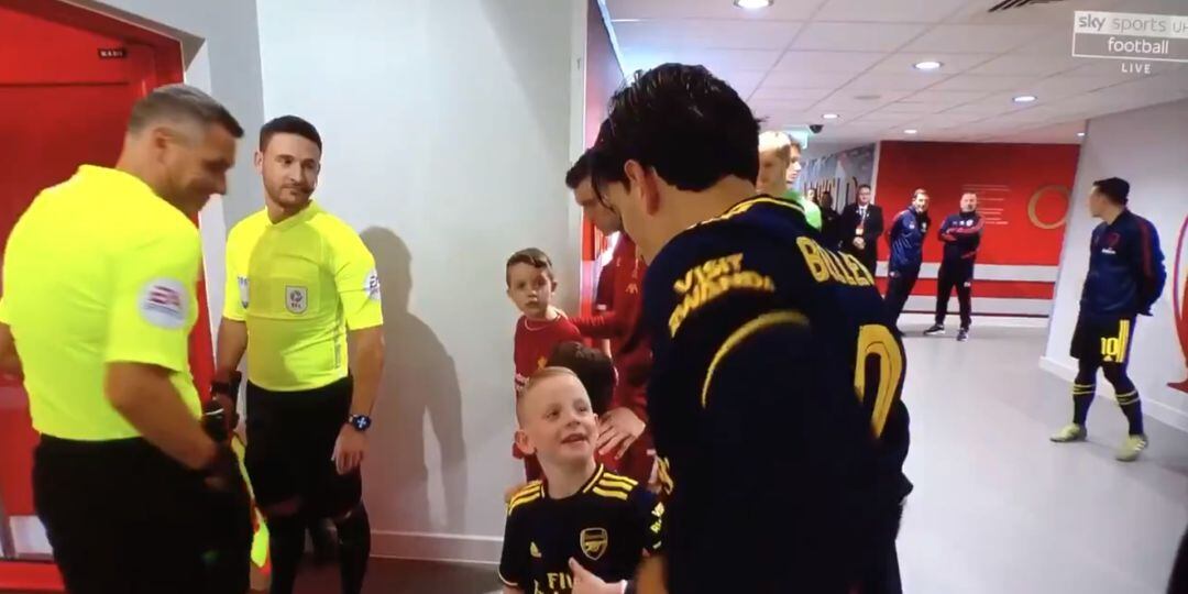 Bellerín se quita la sudadera para dársela al niño