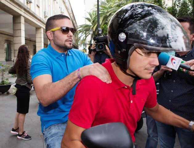 El joven Ángel Boza (i) ha sido el tercero de los integrantes de &#039;La Manada&#039; que se ha presentado esta mañana ante el juzgado de guardia de Sevilla.