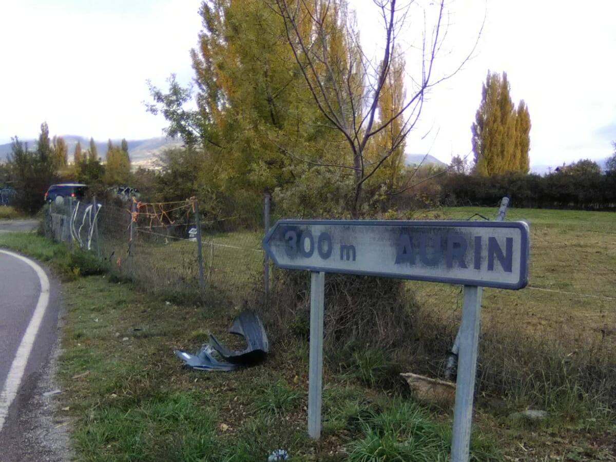 Daños materiales en un choque entre dos turismos en el cruce de Aurín
