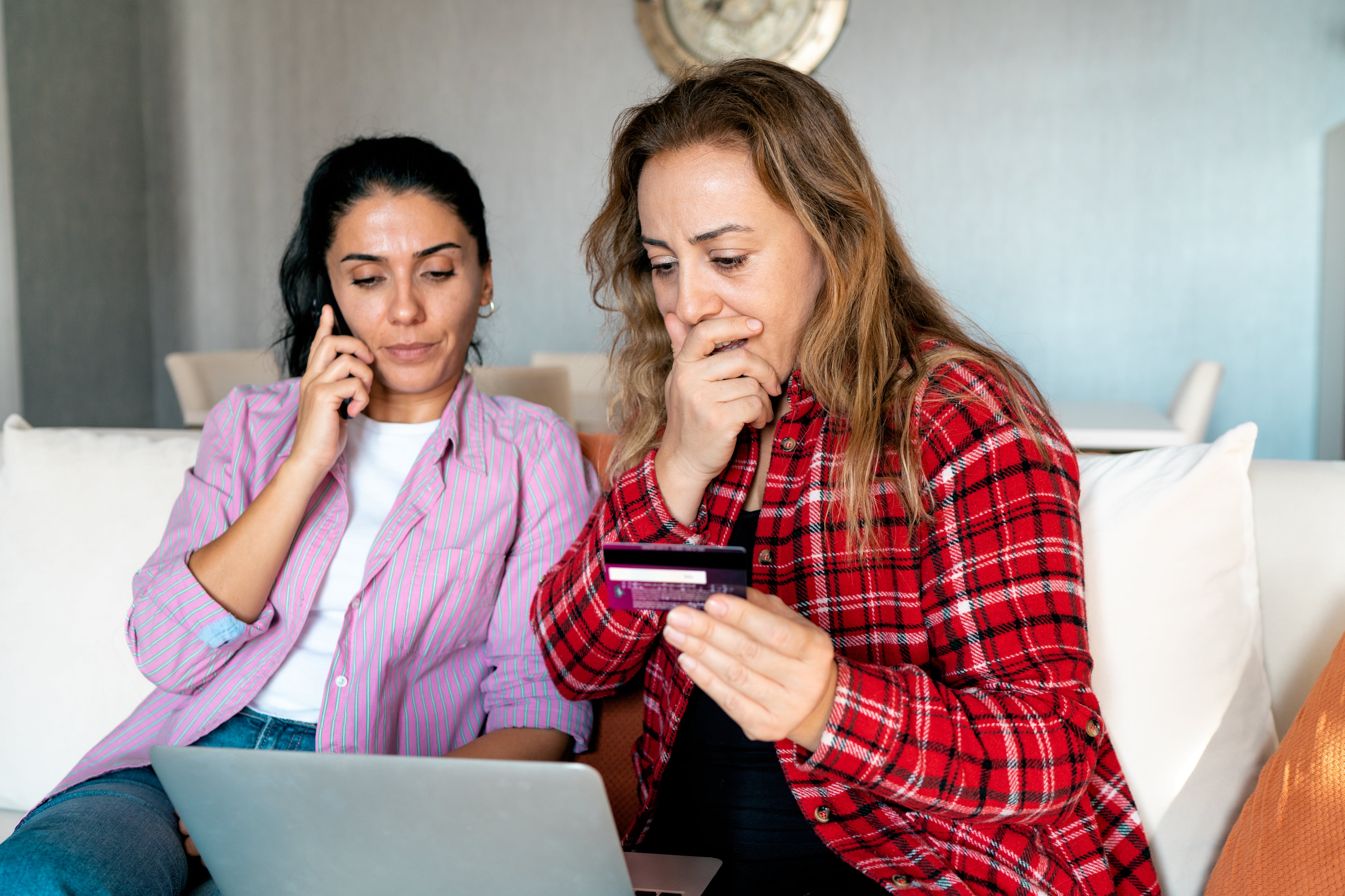 Dos mujeres realizan un pago por internet