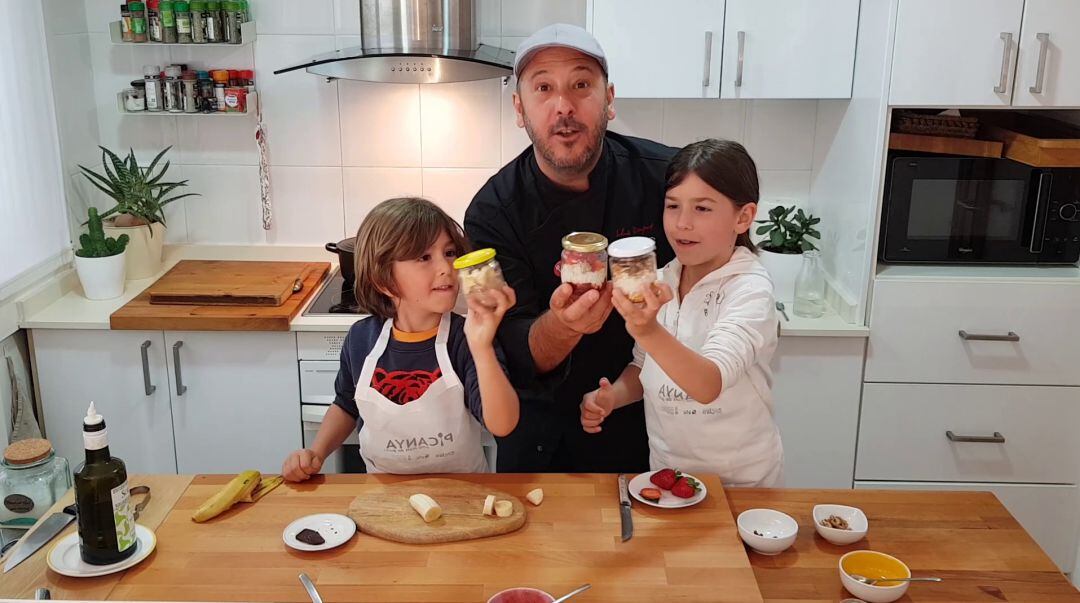 Lluís Peñafort, chef de Valencia Club Cocina, junto con sus hijos Leo y Maia