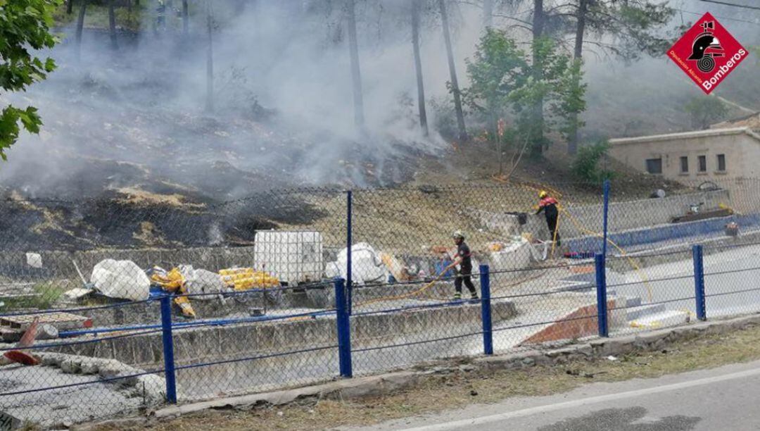 Los bomberos apagando el incendio declarado esta tarde en el Preventorio, en Alcoy.