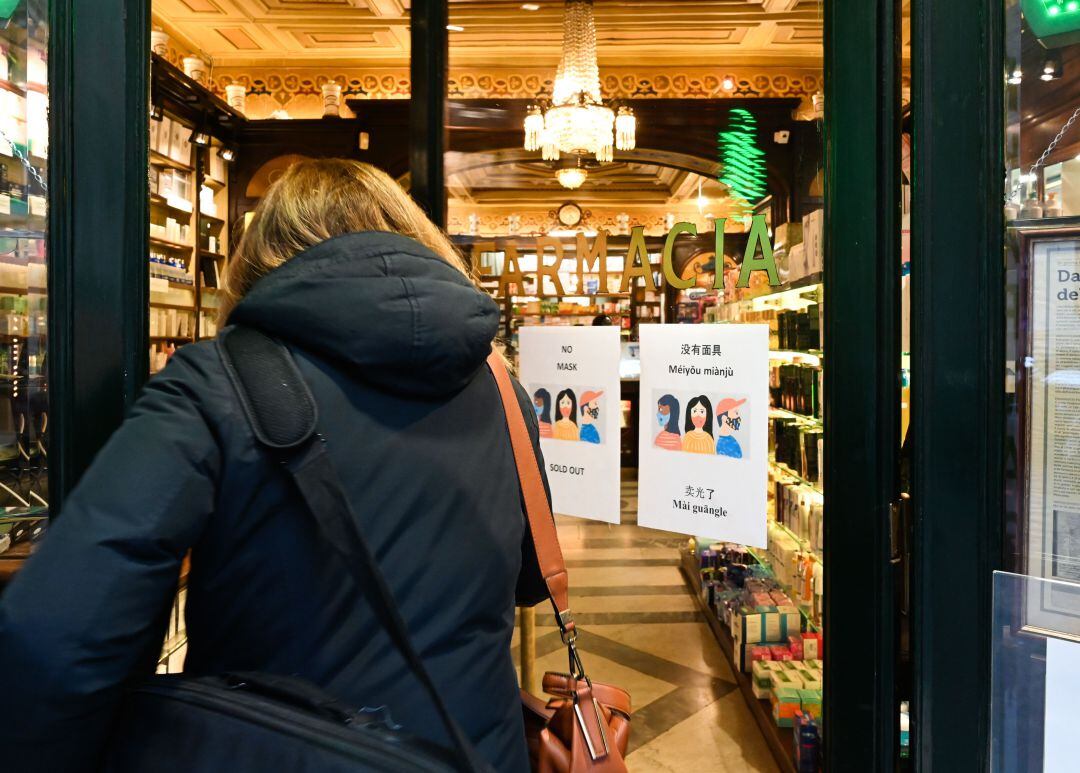 Un cliente entra a una farmacia en Roma, Italia (Archivo)