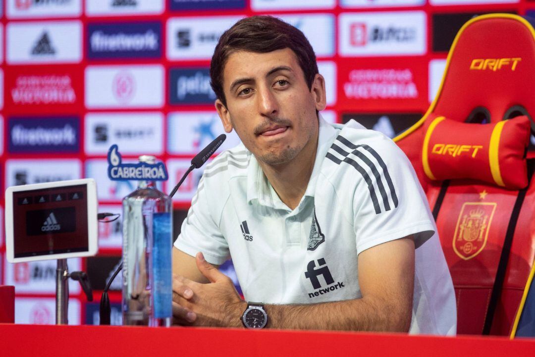 El futbolista de la selección española Mikel Oyarzabal da una rueda de prensa en la Ciudad del Fútbol de Las Rozas, este domingo