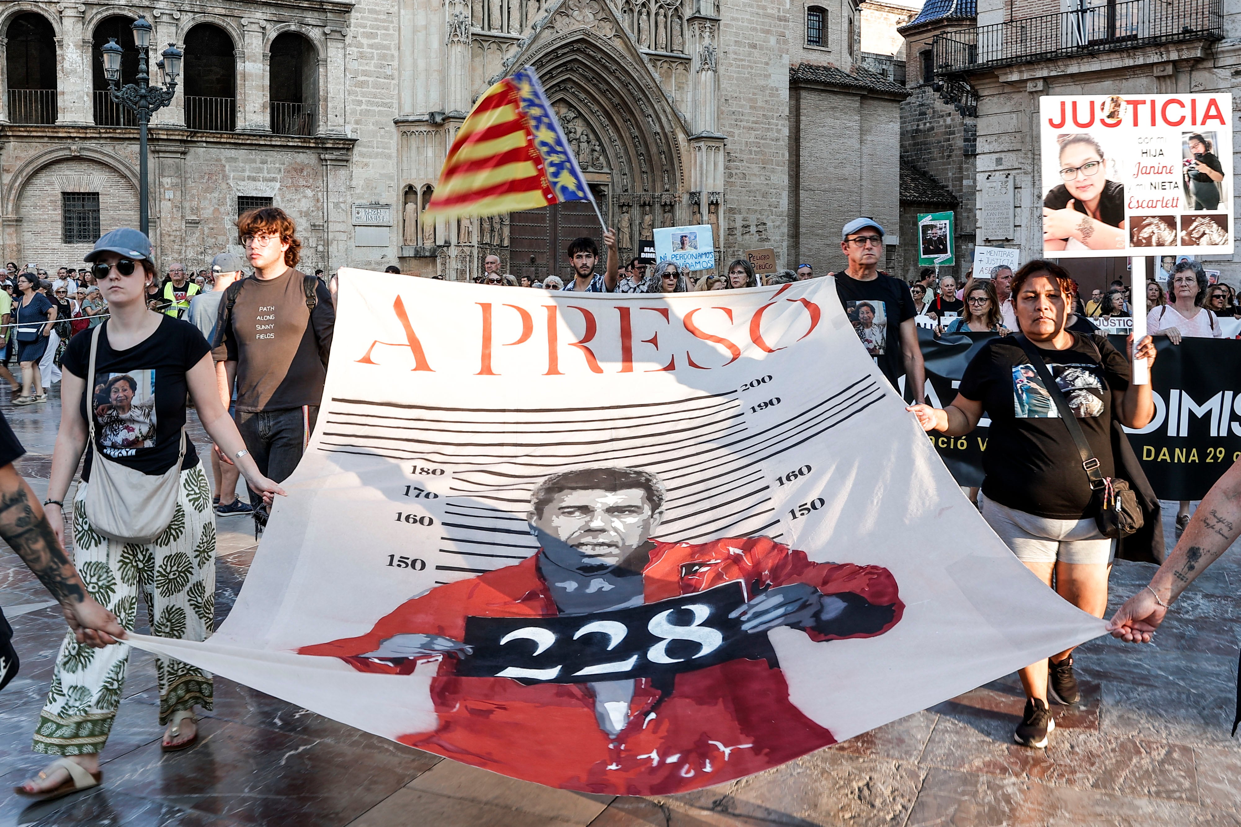 GRAFCVA8396. VALENCIA, 29/06/2025.- La octava manifestación para reclamar la dimisión del president de la Generalitat, Carlos Mazón, por su gestión de la dana del 29 de octubre recorre el centro de la ciudad de València el día que se cumplen ocho meses de las inundaciones en las que murieron 228 personas en la provincia de Valencia, convocada por más de doscientas entidades cívicas, sociales y sindicales, así como las asociaciones de víctimas de la dana, los comités locales de emergencia y reconstrucción y el Acord Social Valencià. EFE/Manuel Bruque