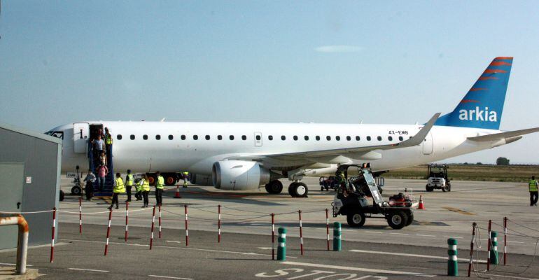 Un avió de l'aerolínia Arkia a l'Aeroport de Lleida-Alguaire.