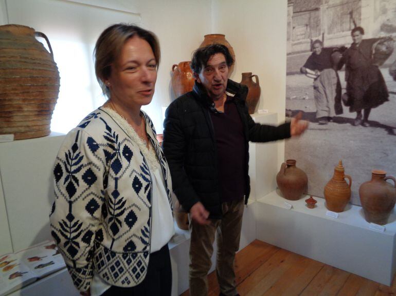 María Ángeles Marín y Miguel Martínez Delso, responsable política y director del Museo de Cerámica
