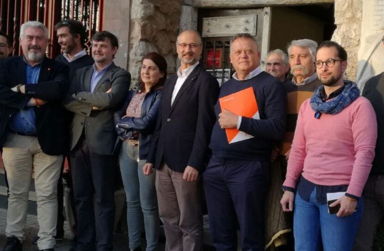 El portavoz regional de Ciudadanos, Luis Fuentes, en el medio de la foto con gafas, acompañado de cargos públicos y del partido en su visita a la Ribera del Duero