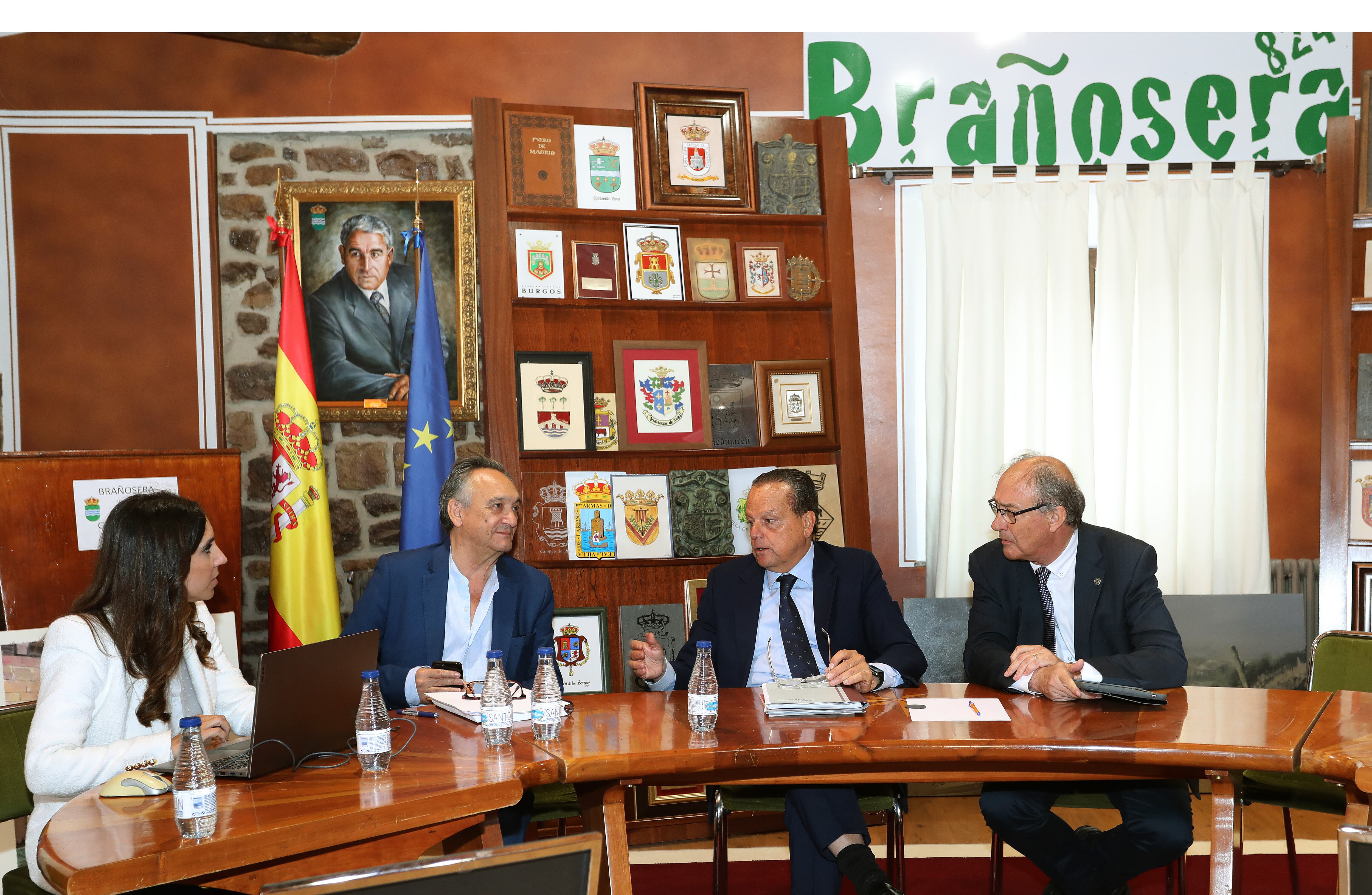 la secretaria del pleno Sheila de la Rosa; el consejero Emilio Melero; ; el presidente del Consejo de Cuentas, Mario Amilivia; y el consejero Miguel Ángel Jiménez en el pleno en el Ayuntamiento palentino de Brañosera