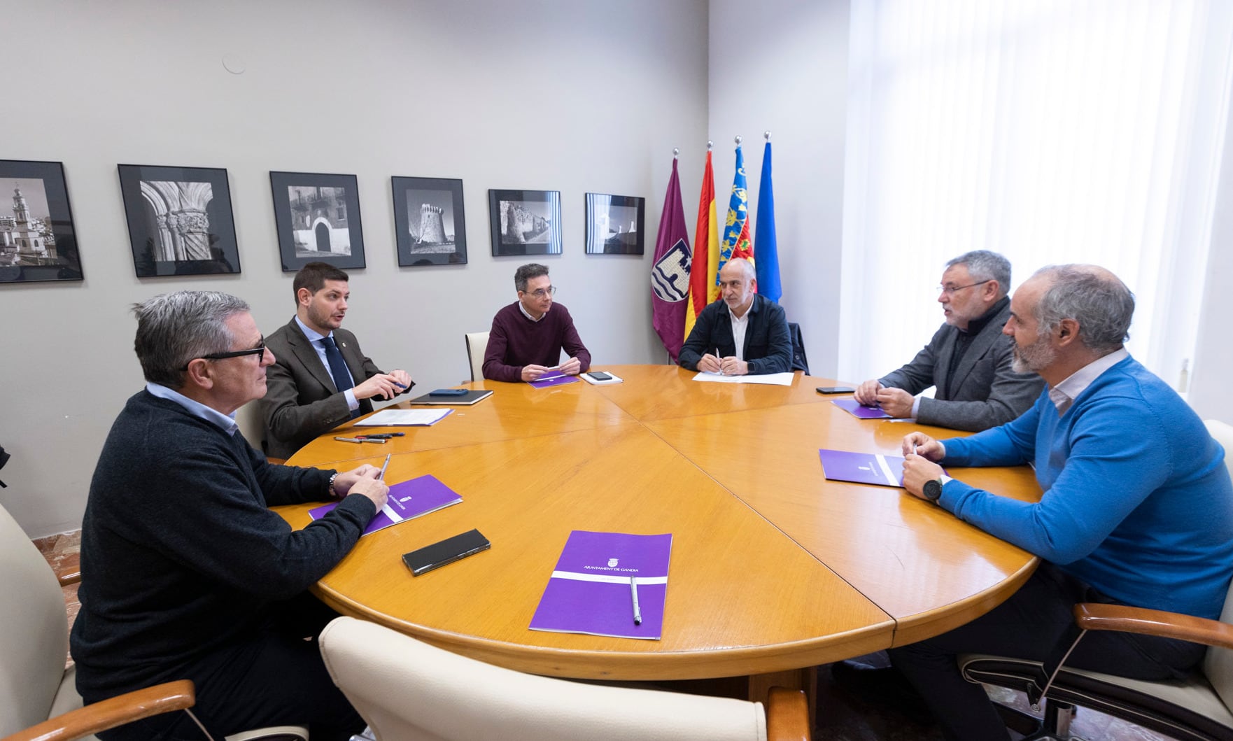 Mesa de Diálogo Social de Gandia con representación de sindicatos, empresarios y gobierno municipal.