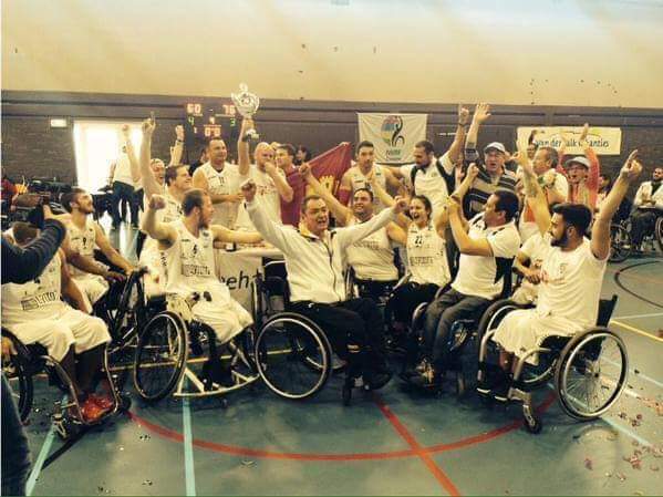 Javier Herreros, celebra un título con el BSR Amiab Albacete