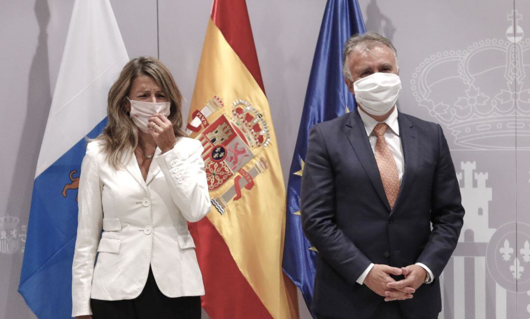 Ángel Víctor Torres junto a la Ministra de Trabajo (archivo)