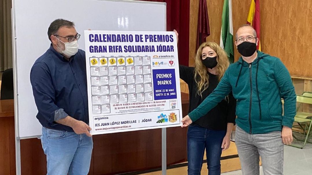 Momento de la presentación, con el director, Enrique Yerves, a la izquierda y los profesores Isabel de la Torre y Francisco Javier Valsera