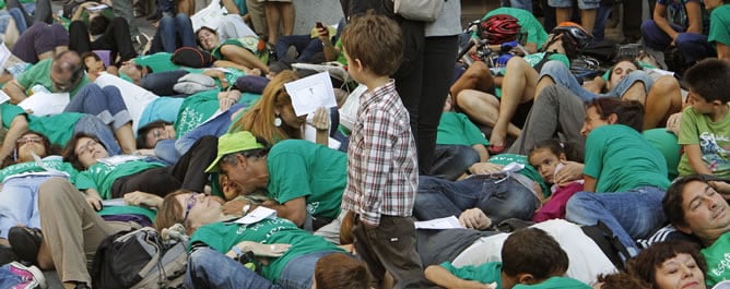 Cientos de personas escenifican la &quot;muerte&quot; de la educación pública en Madrid