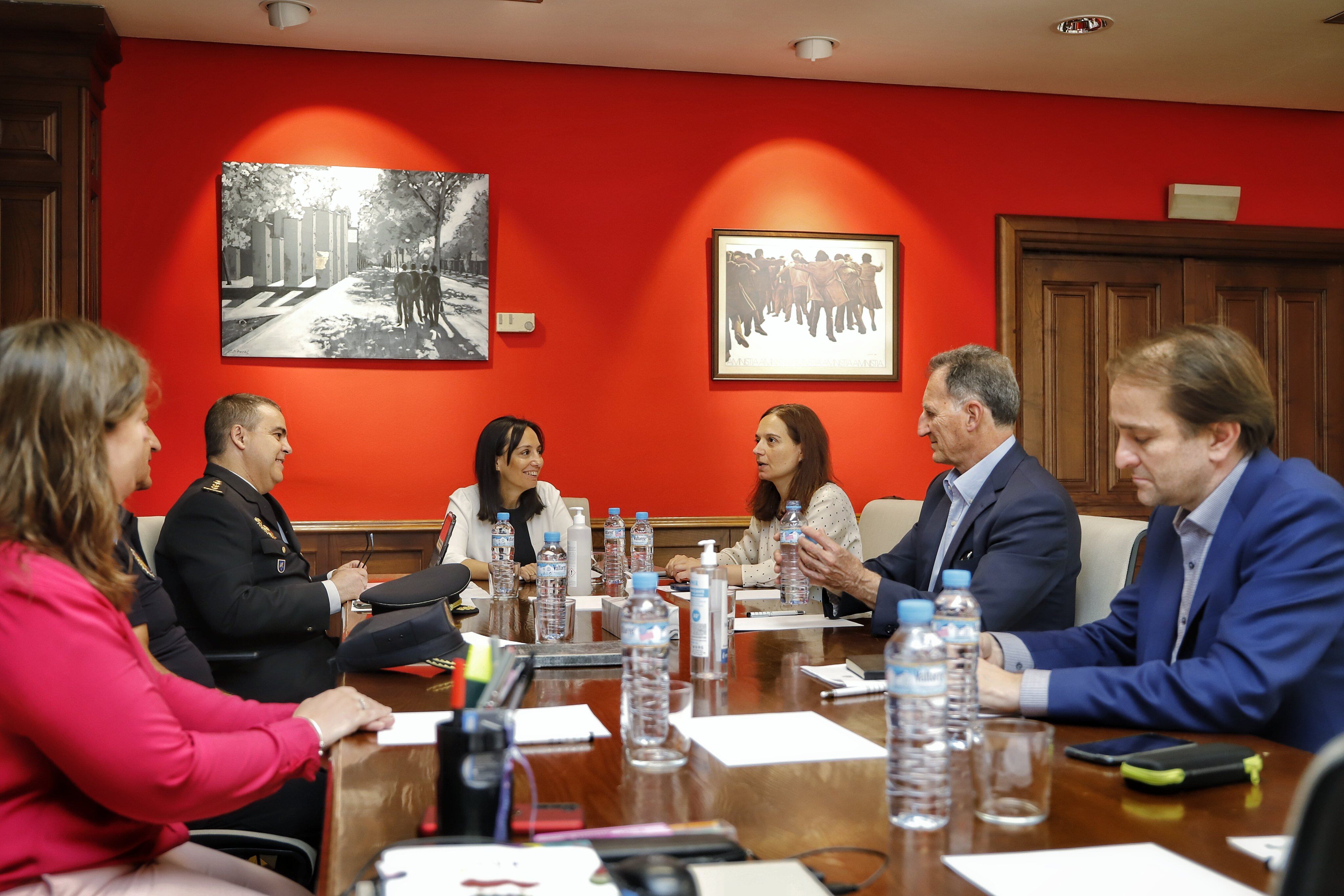 La delegada del Gobierno en Madrid reunida con la alcaldesa de Getafe en su despacho