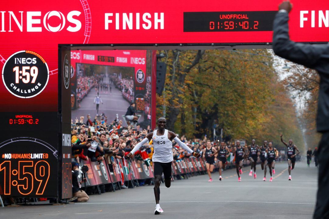 El keniano Eliud Kipchoge destroza el muro de las dos horas