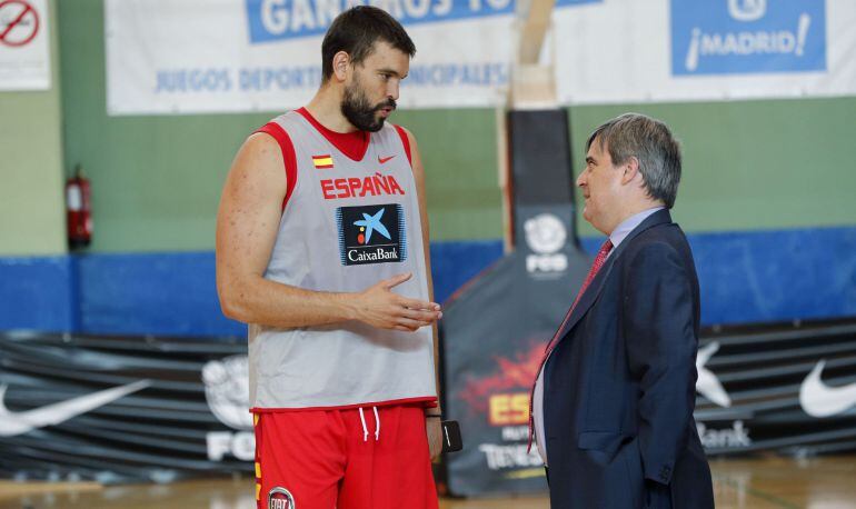 El presidente del Consejo Superior de Deportes, Miguel Cardenal conversa con el pivot Marc Gasol