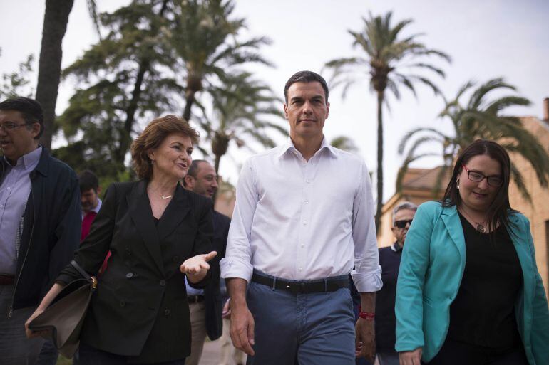 El candidato a secretario general del PSOE Pedro Sánchez junto a la exministra Carmen Calvo (i) a su llegada a un encuentro con militantes y afiliados hoy en el colegio mayor de La Asunción, en Córdoba.