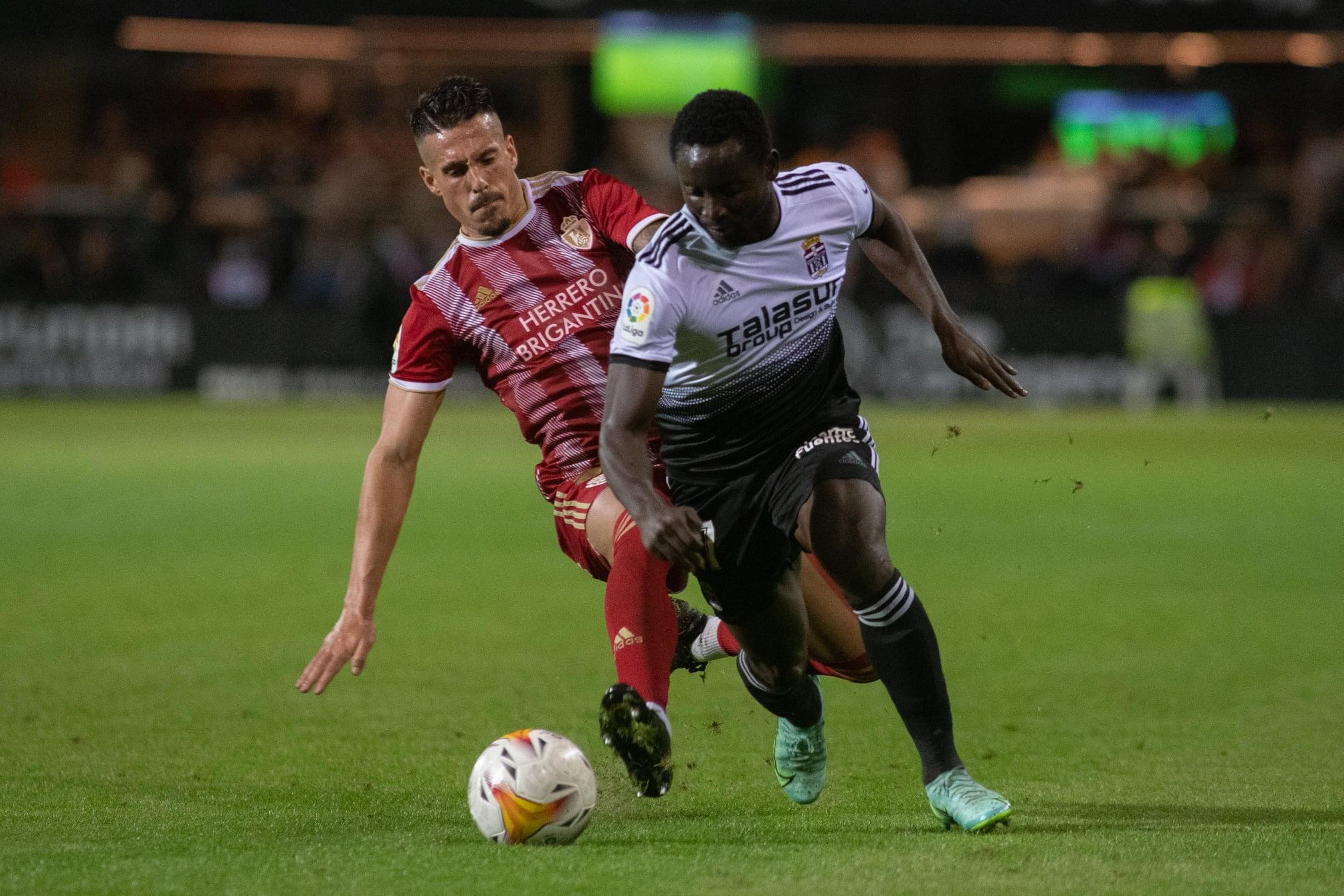 Dauda se zafa de un rival durante el partido de ida