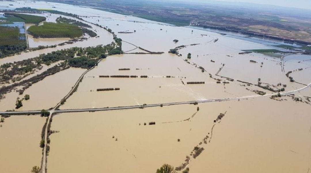 Imagen aérea de la crecida extraordinaria del río Ebro en abril de 2018 distribuida por Guardia Civil