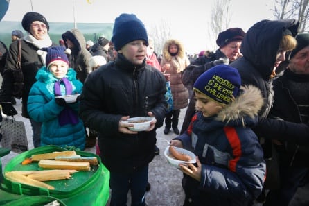 Niños recibiendo el almuerzo en Ucrania