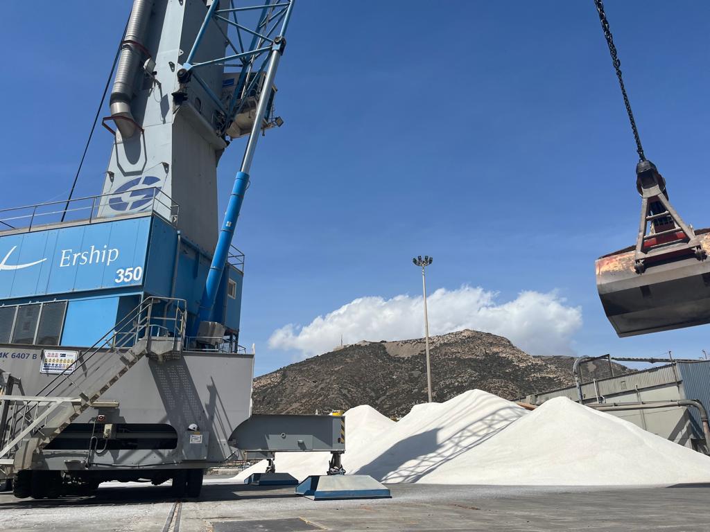 Descarga de sal escamada en el Puerto de Cartagena