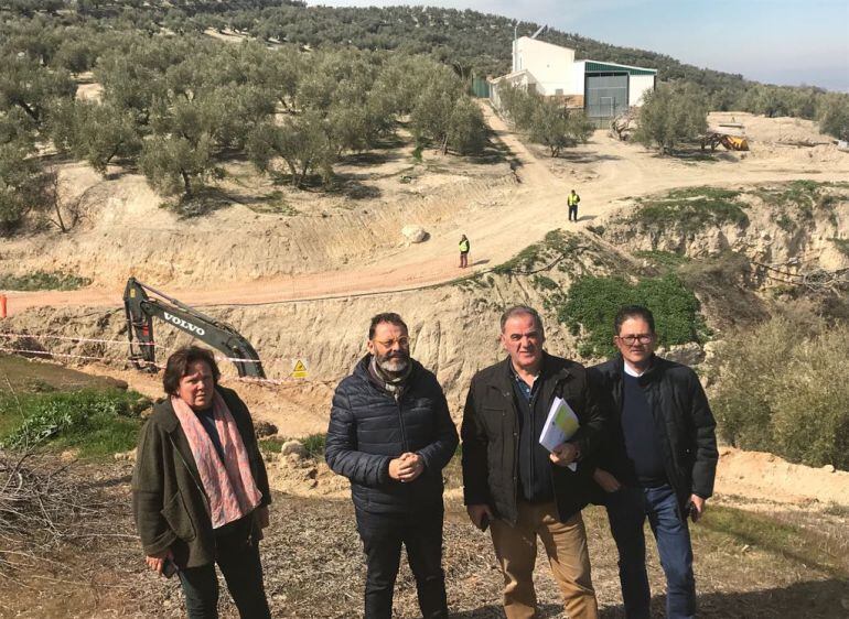 El delegado de fomento y vivienda,Rafael Valdivielso junto al alcalde de Quesada y concejlaes comprueban lo trabajos de destierro para la construccion de la futura variante