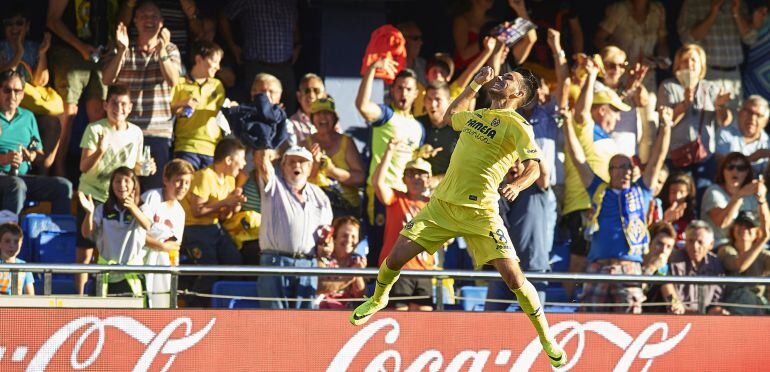 Sansone celebra su segundo gol a la Real Sociedad.