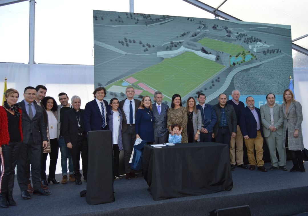 Presentación de la primera piedra de la nueva ciudad deportiva del Celta en Mos con representantes del club, la política y la sociedad civil.