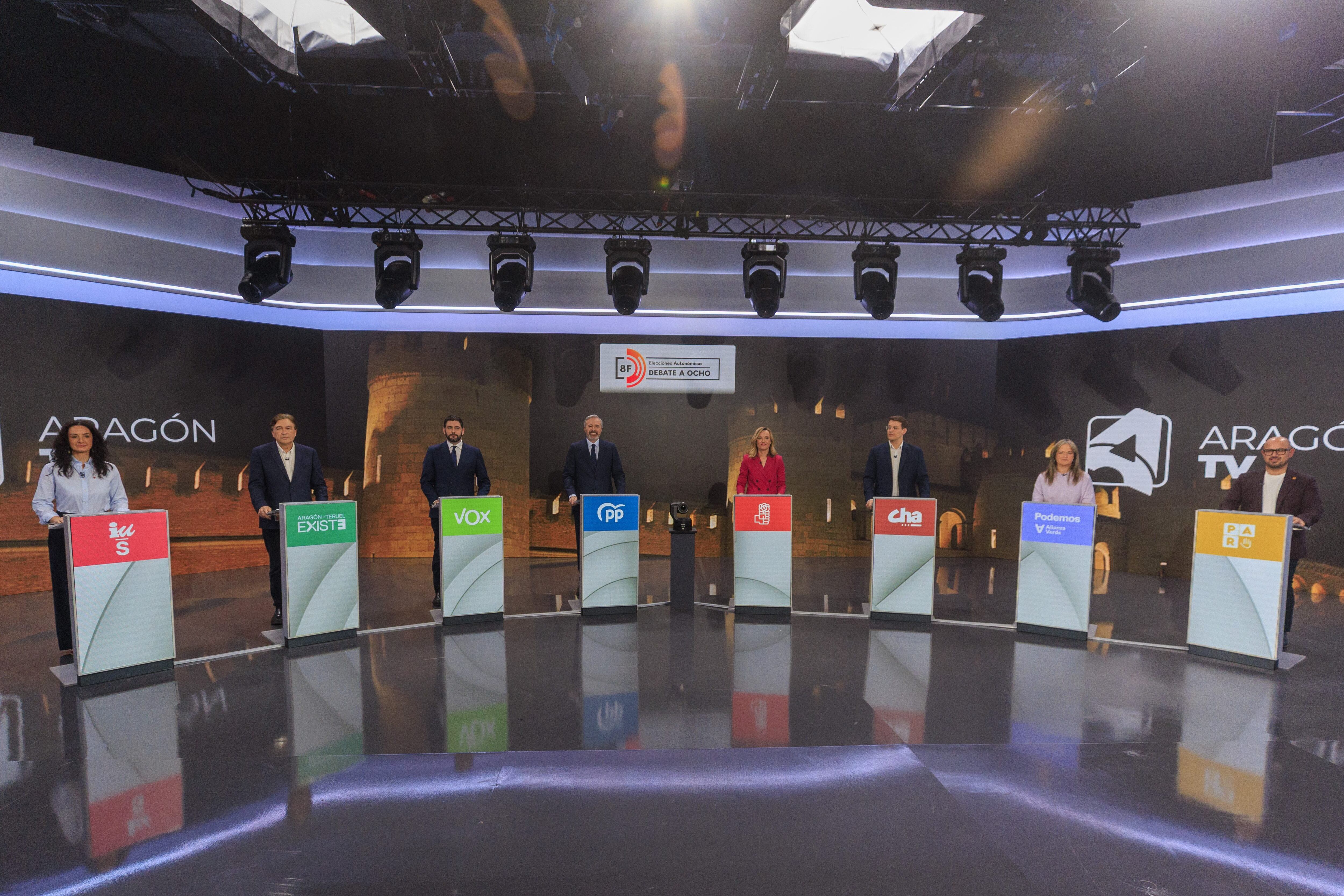 ZARAGOZA, 02/02/2026.- (i-d) Marta Abengochea (IU-Movimiento Sumar), Tomás Guitarte (Aragón-Teruel Existe), Alejandro Nolasco (Vox), Jorge Azcón (PP), Pilar Alegría (PSOE), Jorge Pueyo (CHA), María Goikoetxea (Podemos-Alianza Verde) y Alberto Izquierdo (PAR) al comienzo del debate a ocho celebrado este lunes, en Aragón TV entre los candidatos y candidatas a la presidencia del Gobierno de Aragón. EFE/Javier Cebollada