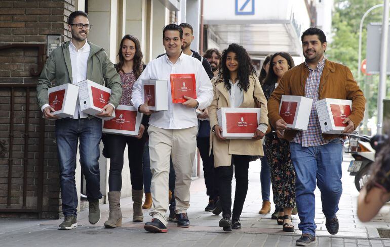 El equipo de Susana Díaz, encabezado por Nino Torres, a su llegada a la sede socialista.